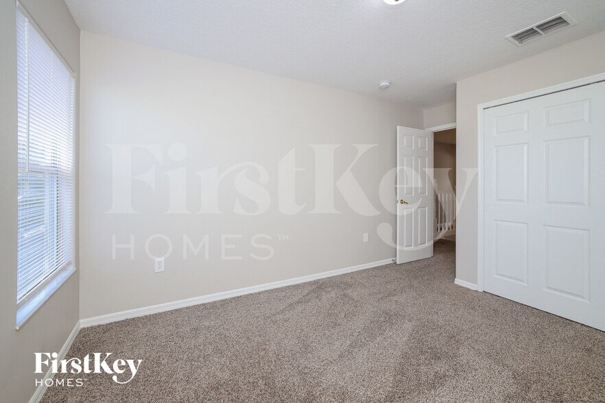 Building Photo - 1660 The Oaks Blvd