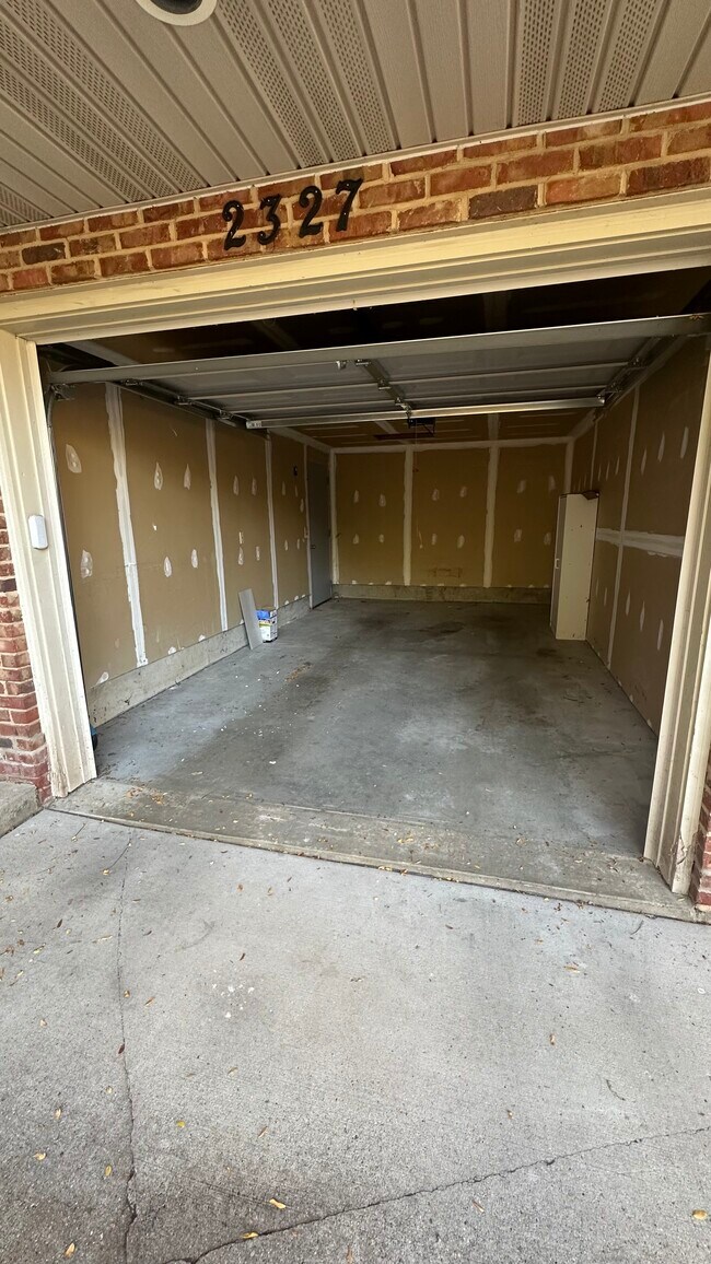 Building Photo - 2327 Coyote Creek Dr