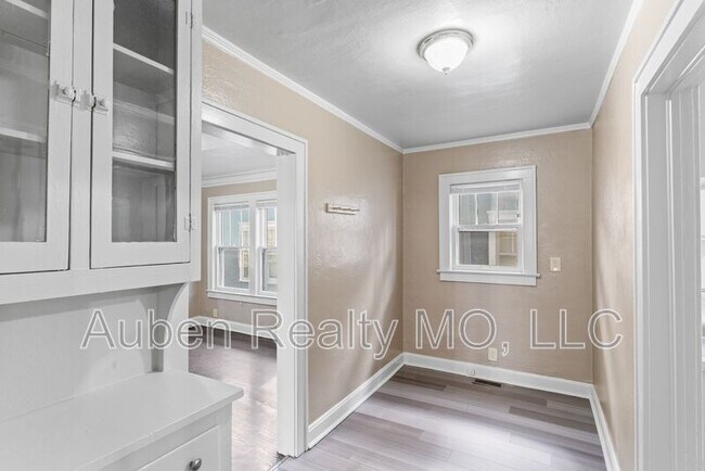 Building Photo - 5303 Charlotte St