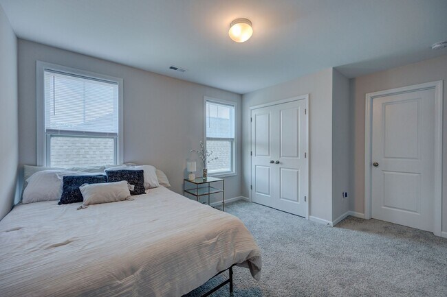 Building Photo - Luxurious 3 bedrooms 2.5 bath home in Northern Lights.