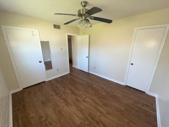 Building Photo - Newly updated! 2 bedroom 1 bath townhouse ...