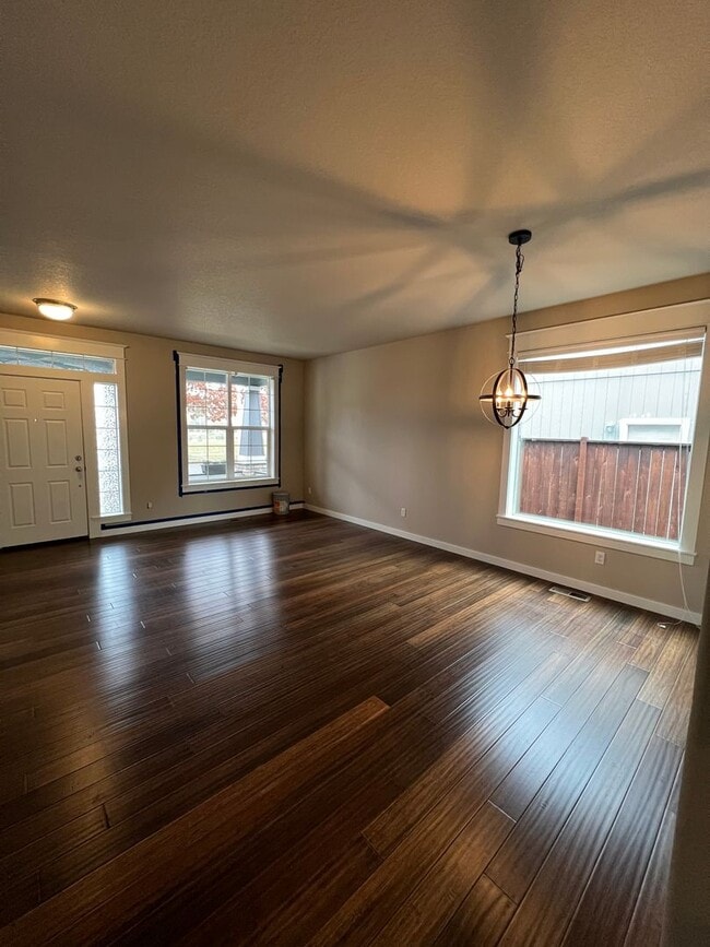 Building Photo - 3+ -Bedroom 3-Bathroom West Eugene Stunner!