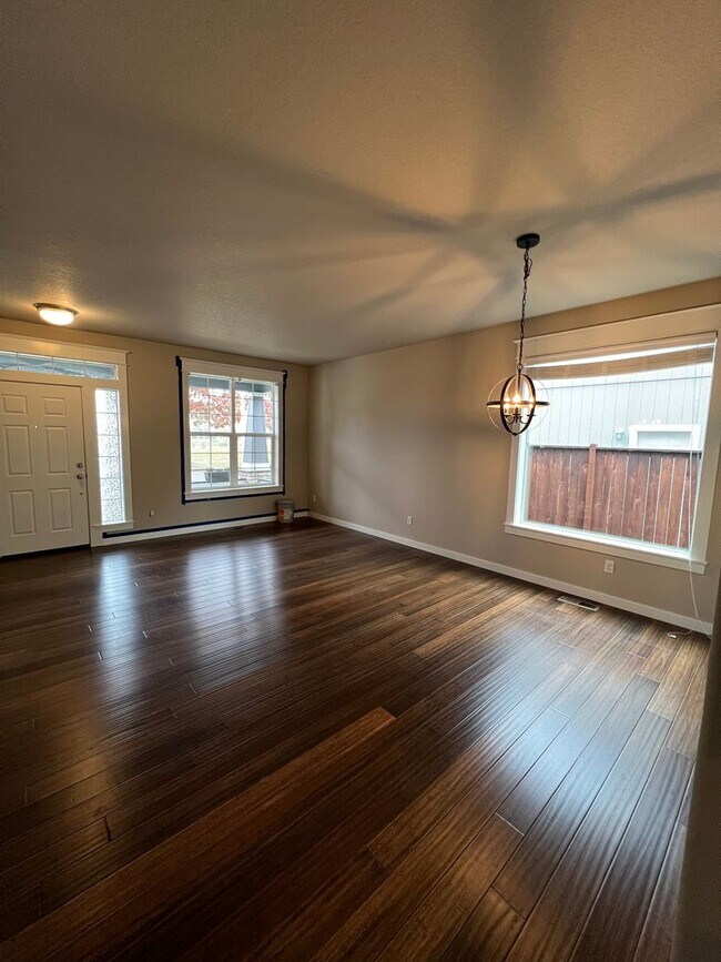 Building Photo - 3-Bedroom 3-Bathroom house across from Candlelight Park