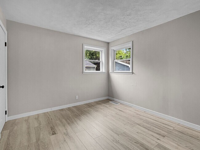 Building Photo - 2100 Dawson Ave NE