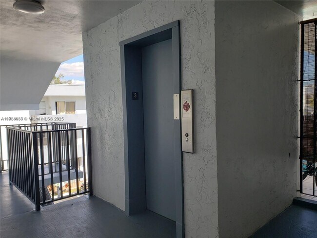 Building Photo - 1800 SW 25th St