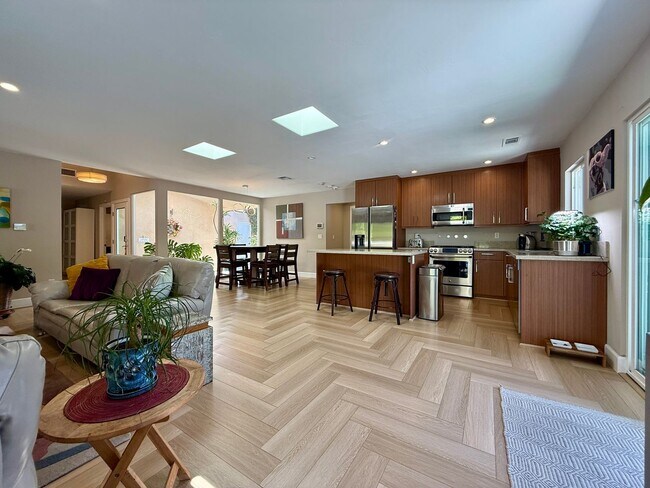 Building Photo - Luxury Furnished 4 Bedroom Home with Pool ...