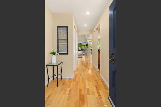 Entry - 1605 102nd Pl NE