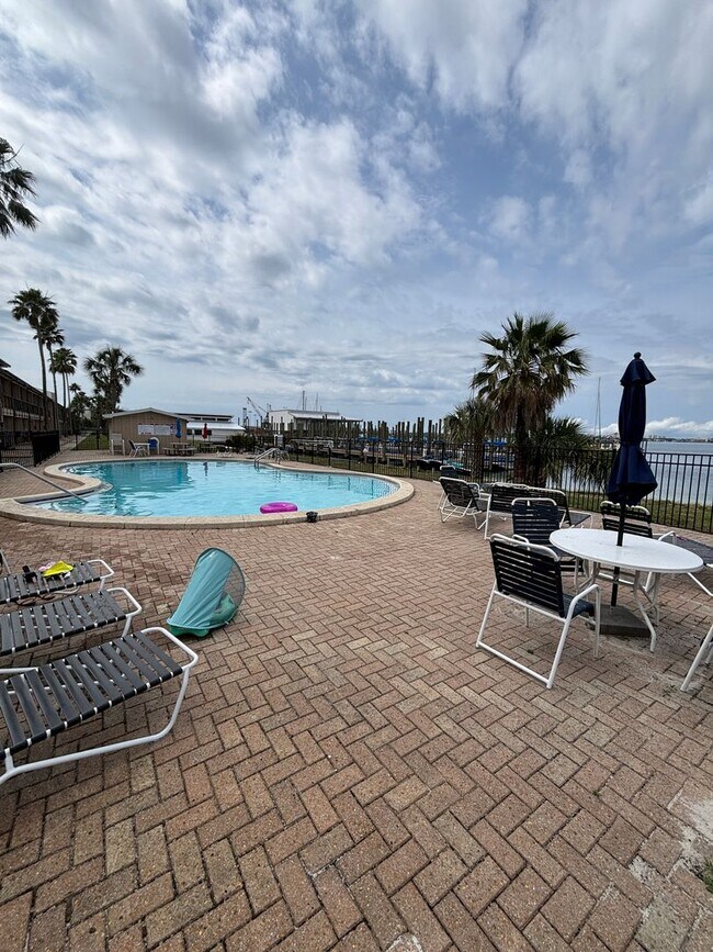 Building Photo - Sun Harbor