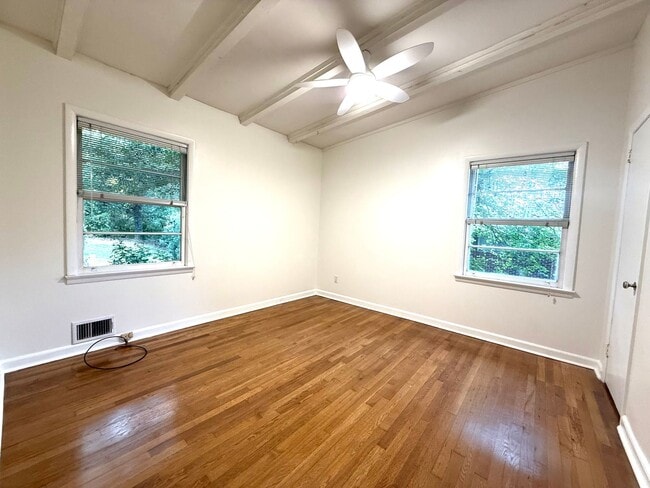Building Photo - Vintage ranch with loads of charm!