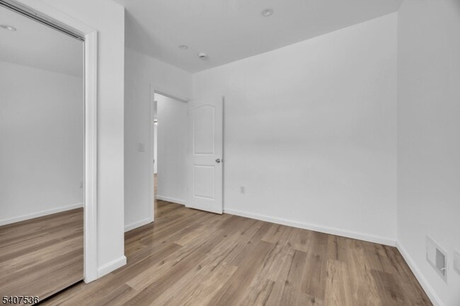 Building Photo - 724 E Scott Ave