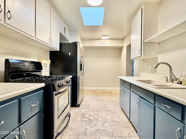 Building Photo - 731 W 12th Pl