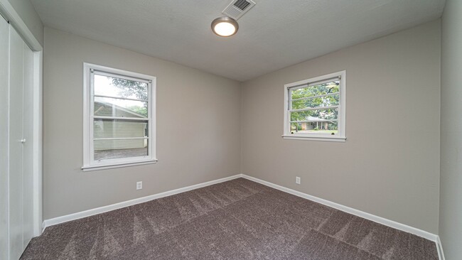 Building Photo - Newly Renovated 3 bed/2 bath