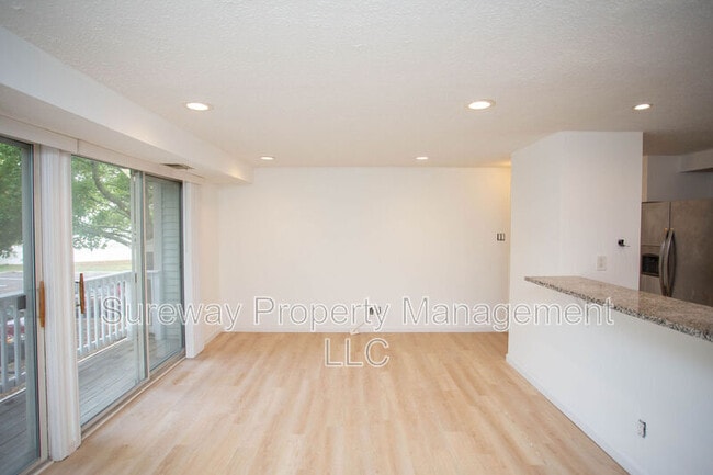 Building Photo - 142 Kenwood Dr