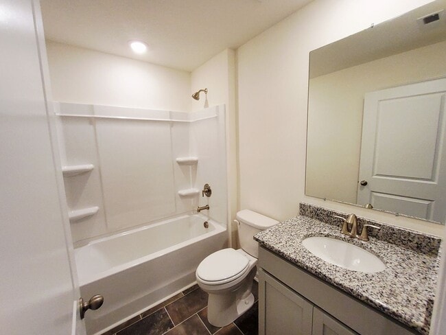 Building Photo - Kodak 37764 - 3 bedroom 2.5 bath townhouse - call Dustin Walker 865-221-0197