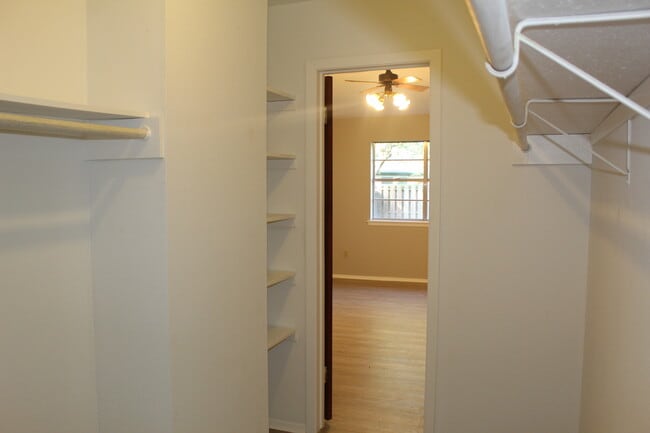 Building Photo - 1414 N Live Oak St