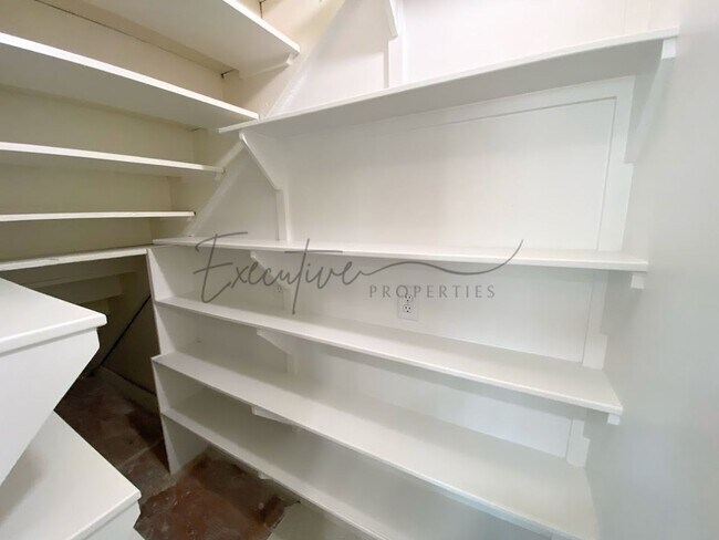 Building Photo - Spacious 4-Bedroom with Custom Finishes in...