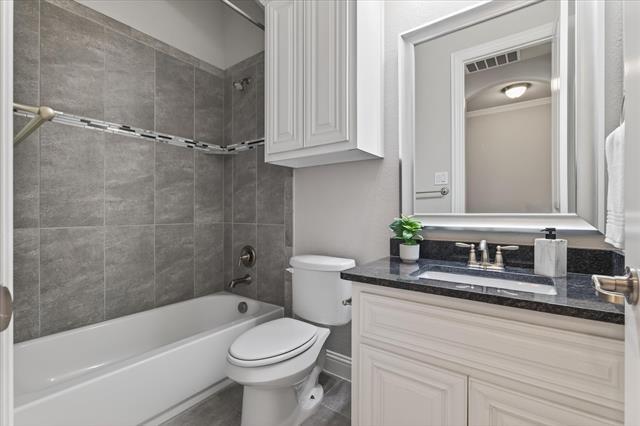 Building Photo - 452 Balmora Way