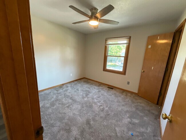 Building Photo - Large Home for Rent in Independence