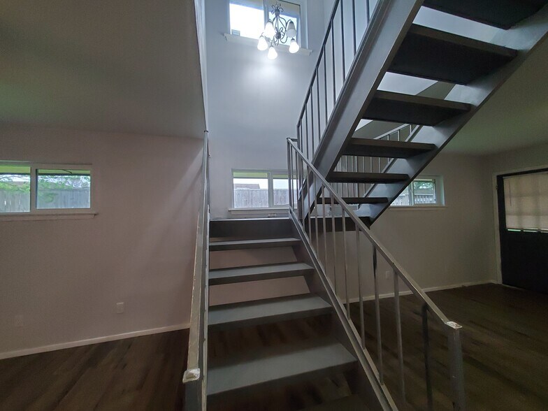 Building Photo - 6333 -6339 Granbury Rd,