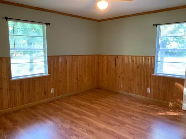 Building Photo - Spacious 3-Bedroom Home with 1.5 Baths & H...