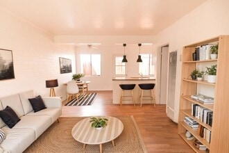 Building Photo - Charming 1br/1ba with Mid Century Touches in Ocean Beach/Point Loma
