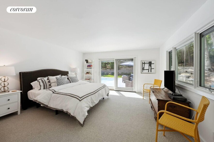 Building Photo - 45 Peconic Hills Dr