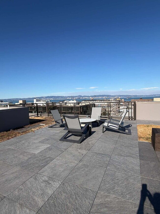 Building Photo - Luxurious Updated Condo in Dogpatch