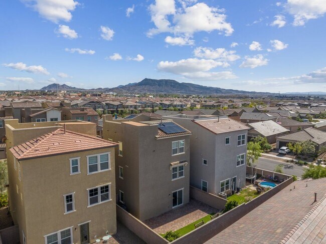 Building Photo - Spacious Three Story 3 Bed 3.5 Bath Smarth...
