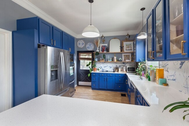 Building Photo - Stylishly Updated 3/2 w/ Large Deck in Grant Park!