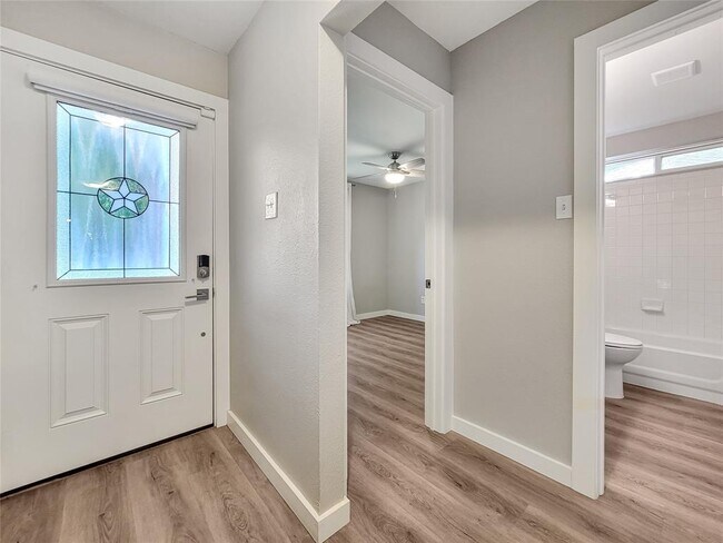 Building Photo - 804 Kavanagh Dr