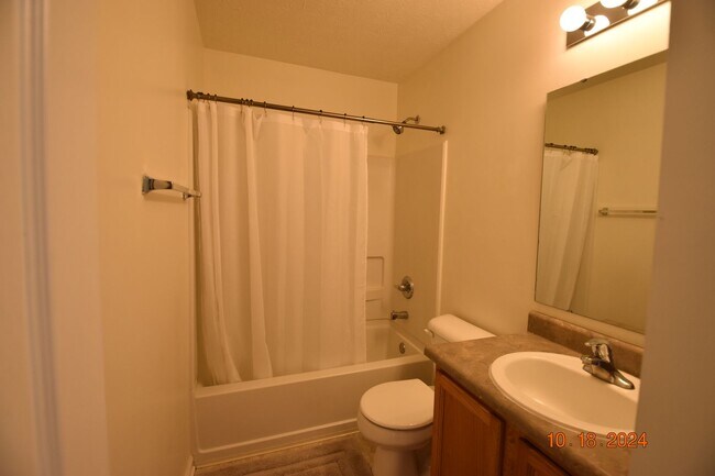 Building Photo - Three Bedroom Home in Greenfield