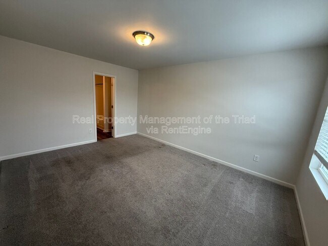 Building Photo - 3904 Vershire Ave