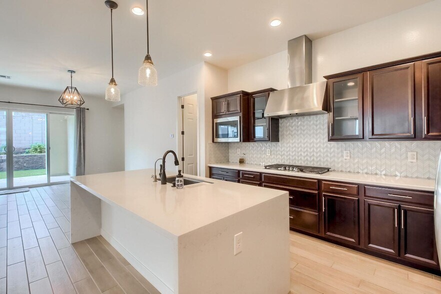 Building Photo - 1005 E Paseo Way