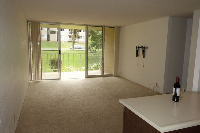 Building Photo - 2 bedroom, 1 bath, 2 parking in Waikalani Woodlands