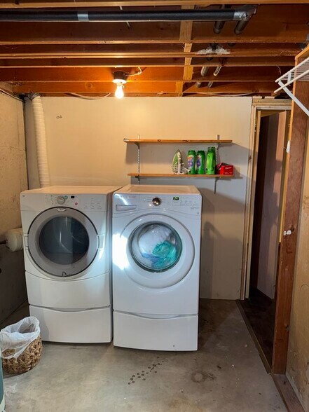 Building Photo - 1006 Oak St