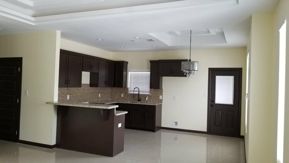 Building Photo - 709 E La Cantera Ave