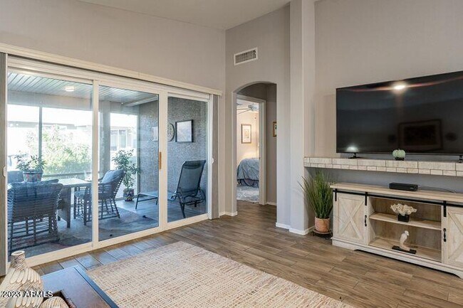 Building Photo - 1402 E Cherry Hills Dr