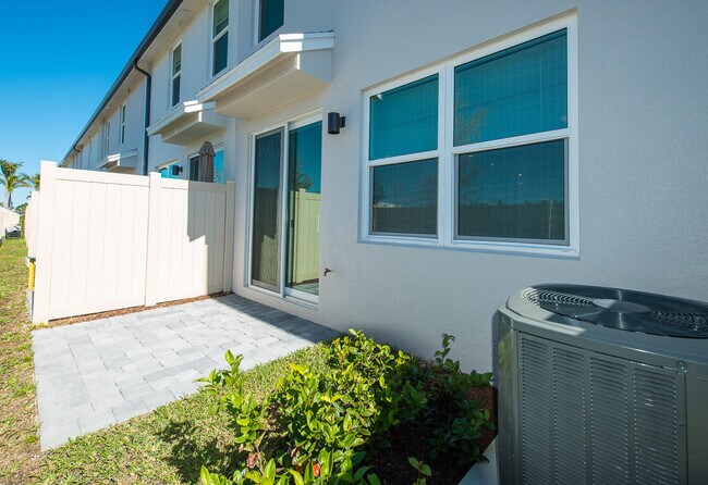 Building Photo - 3944 SE Caladium Ct