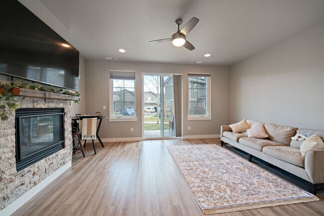 Building Photo - Modern 4-bedroom 3-bathroom Home