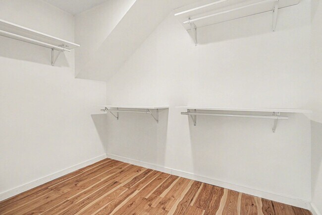 Building Photo - Large 4 Bedroom/2.5 Bathroom Home in Bon Air ***Available Early/Mid April***