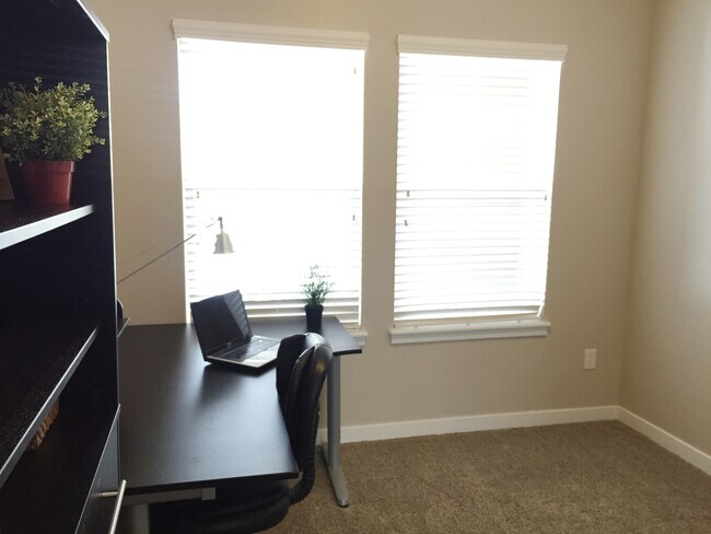 Building Photo - Spacious 2 Bedroom Townhome at The District!