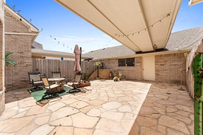 Building Photo - 2411 Clippers Square