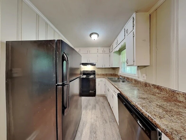 Building Photo - 4556 Wesley Dr
