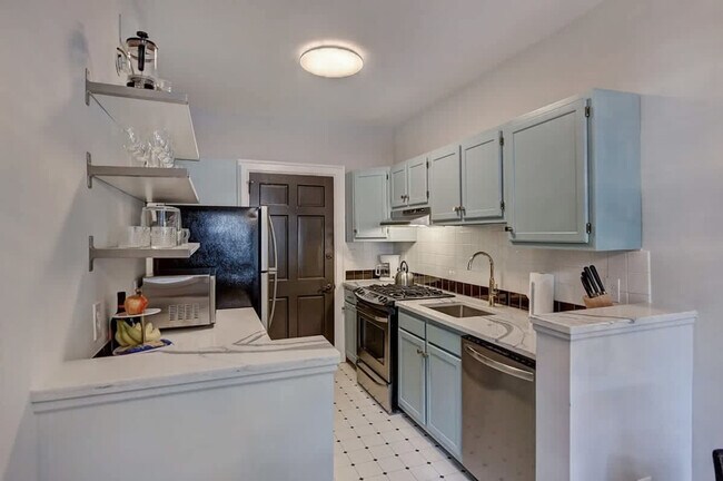 Building Photo - 518 Lamar Ave