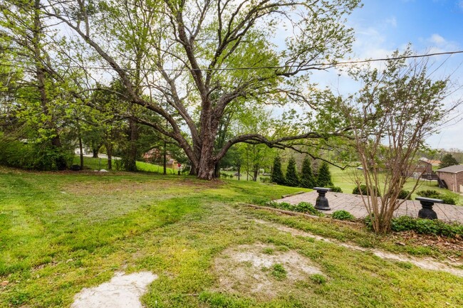 Building Photo - 2560 Memorial Dr