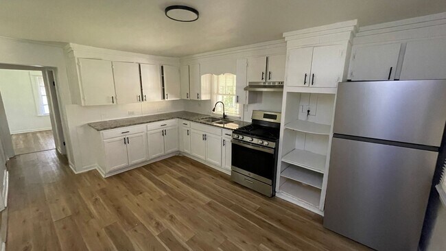 Building Photo - 3 Bedrooms | 1 Bathroom | $1,090/Month