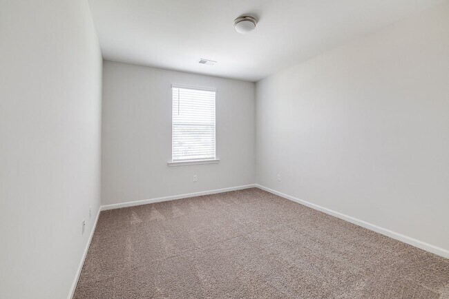 Building Photo - 4 bed, 2.5 bathroom spacious home in Pooler!