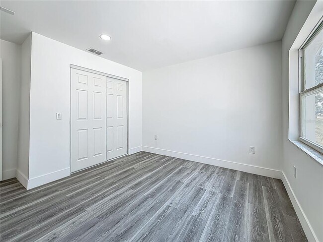 Building Photo - 1755 Shore Acres Blvd NE
