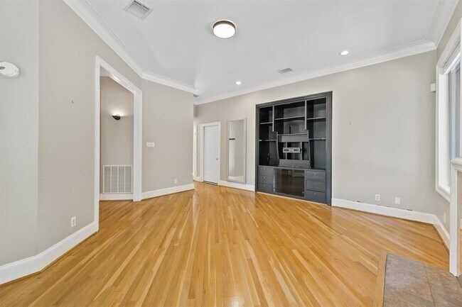 Building Photo - 3106 Sackett St