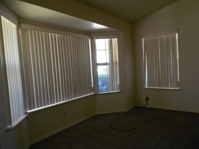 Building Photo - ? Beautiful 3-Bedroom, 2-Bathroom Home in ...